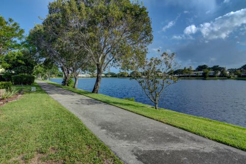 5274 Jog Ln, Delray Beach FL  33484-6621 exterior