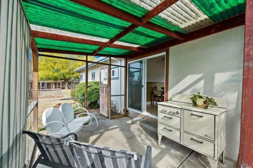 1233 Gloria Dr, Santa Rosa CA 95407-7483 exterior