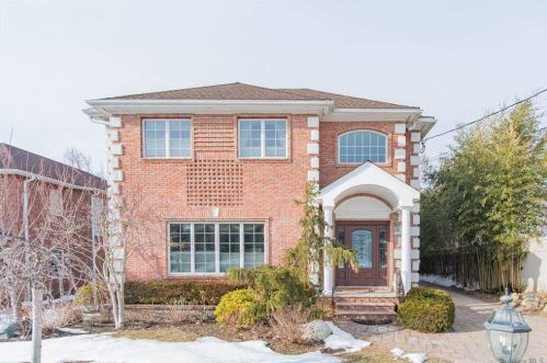 71 Steamboat Rd, Great Neck, NY 11024-1830
