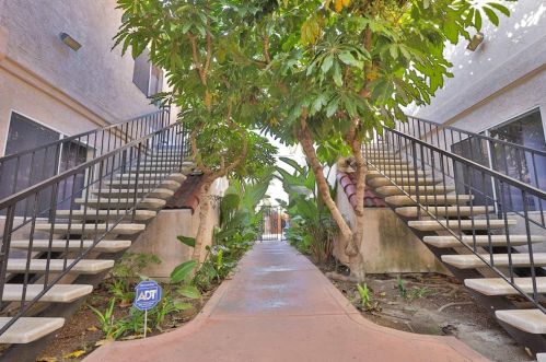 818 Emerald St, San Diego CA 92109-2739 exterior