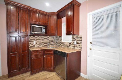 50 Aberdeen Rd, New Hyde Park NY  11040-2138 exterior