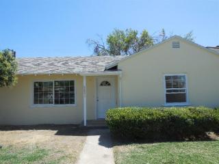 3842 Clinton Ave, Fresno, CA 93703-2516