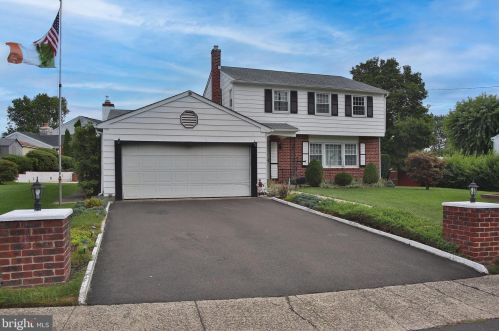 425 Burgundy Dr, Southampton, PA 18966-3525