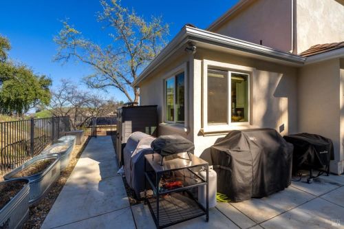 2054 Zinfandel Ct, Vacaville CA  95688-2829 exterior