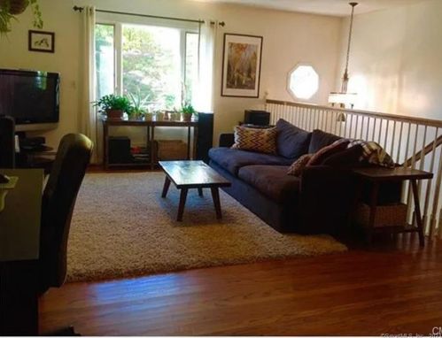 35 Evers St, Bridgeport, CT 06610-1403
