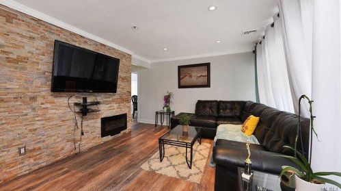 157 Friends Ln, Westbury, NY 11590-6505