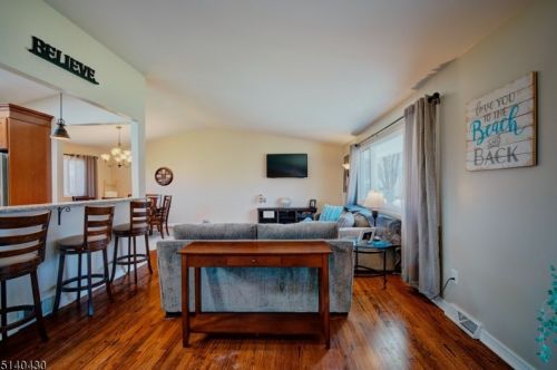 1 Pinewood Ct, Flemington NJ 08822-4909 exterior