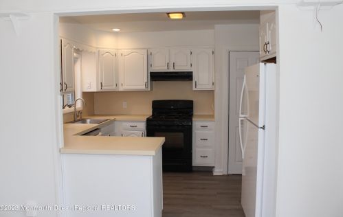 6 Hialeah Ave, Middletown NJ  07748-1049 exterior