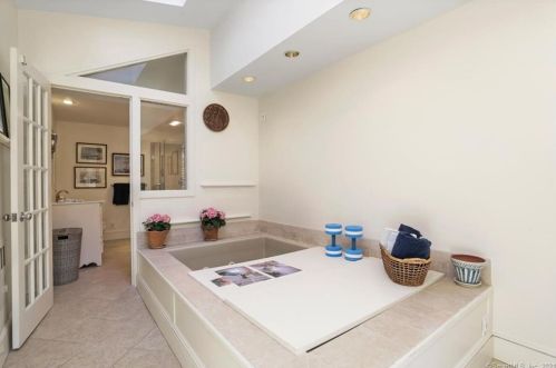 200 Mill Rd, New Canaan CT  06840-4310 exterior