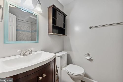 11831 Parliament Dr, Woodbridge VA  22192-1006 exterior