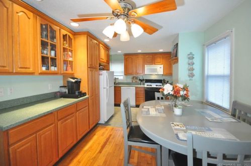 16 Oval Ln, Manchester CT  06040-4712 exterior