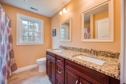 47 Floyd Rd, Derry NH  03038-4712 exterior