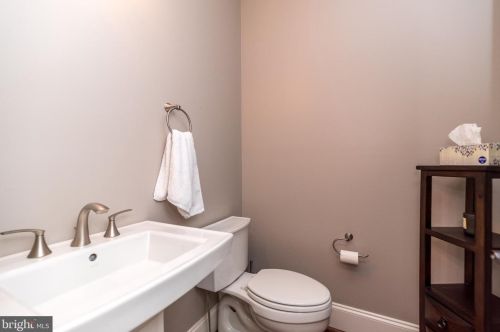 10 Devonshires Ct, Blue Bell PA  19422-2560 exterior