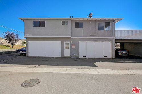 20707 Dot St, Santa Clarita CA  91350-2001 exterior