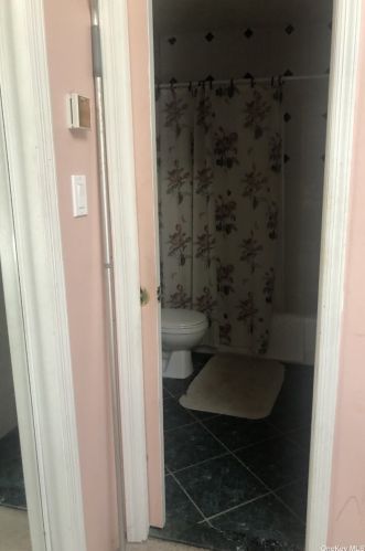 952 Washington Ave, Westbury NY  11590-6038 exterior