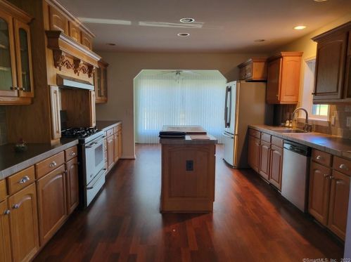 28 Cliff Rd, Gales Ferry, CT 06339-2032