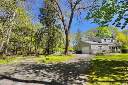 29 Bay Rd, Brookhaven, NY 11719-9798
