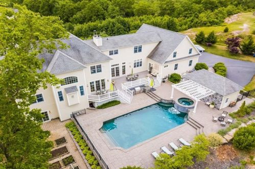 7 Darrows Ct, East Lyme, CT 06333-1256