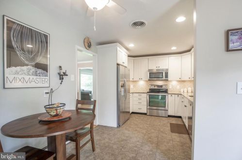 932 Queens Dr, Yardley PA  19067-4528 exterior