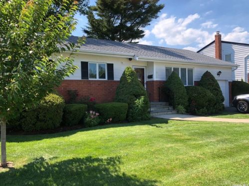 37 Silber Ave, Bethpage, NY 11714-1324