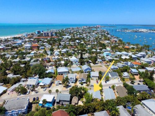 228 Fairweather Ln, Fort Myers Beach, FL 33931-3227