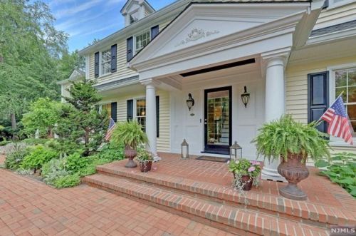 115 Yeoman Ct, Upper Saddle River, NJ 07458-1124