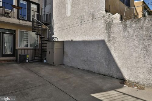 1217 Green St, Philadelphia PA  19123-3216 exterior