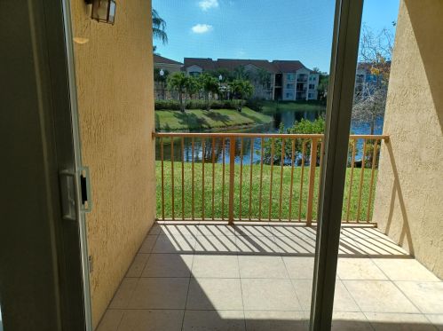 408 Villa Cir, Boynton Beach FL  33435-8911 exterior