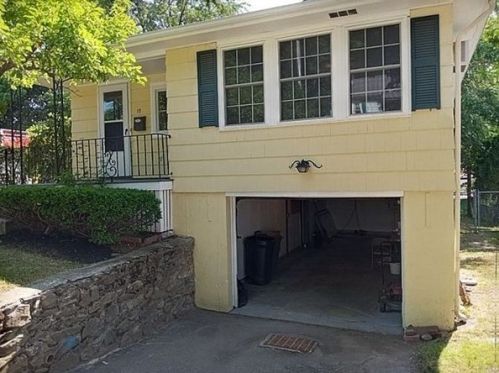 17 Vineyard St, Worcester, MA 01603-2532