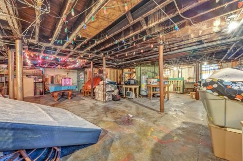 1025 Chartiers Ave, Pittsburgh PA  15220-4852 exterior