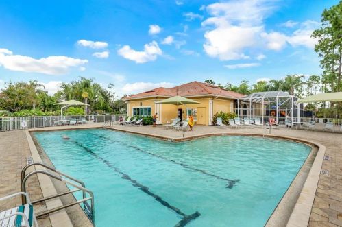 5893 Northridge Dr, Naples FL  34110-2376 exterior
