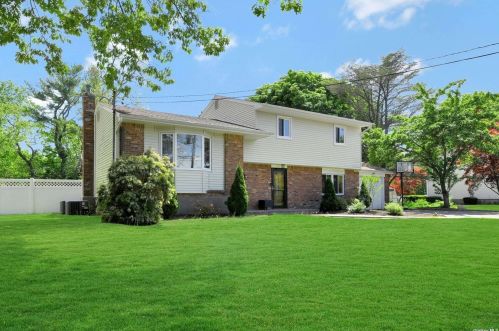200 Cedrus Ave, Elwood, NY 11731-4415
