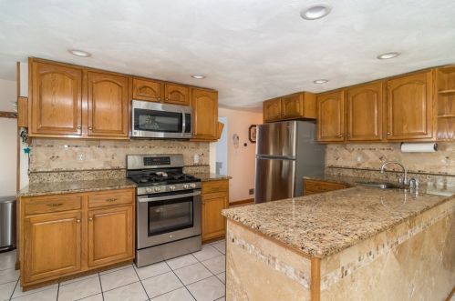 82 Main St, Foxborough, MA 02035-1847