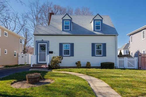 75 Carman Ave, East Rockaway NY  11518-1138 exterior