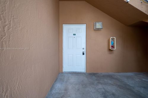 7080 177th St, Hialeah, FL 33015-6258