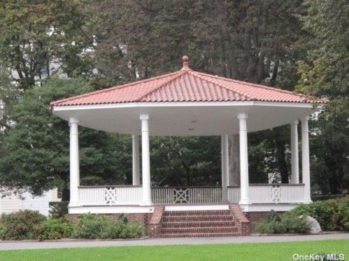 52 Prospect Ave, Northport NY  11768-3034 exterior