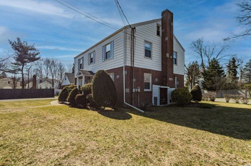 1 Beverly Rd, Huntington Station, NY 11746-3404