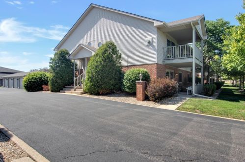 9746 Parkway Dr, Hammond, IN 46322-2779