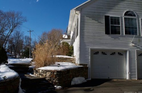 159 Vlg Rd, Huntington CT 06484-1670 exterior