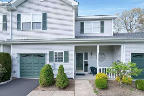 111 Willow Wood Dr, Oakdale, NY 11769-1600