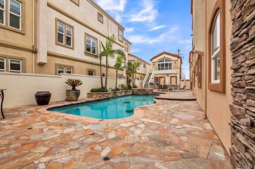 1612 Pacific Coast Hwy, Huntington Beach CA  92648-4434 exterior