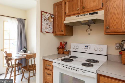 18 Townsend Ct, Lancaster PA  17603-6797 exterior