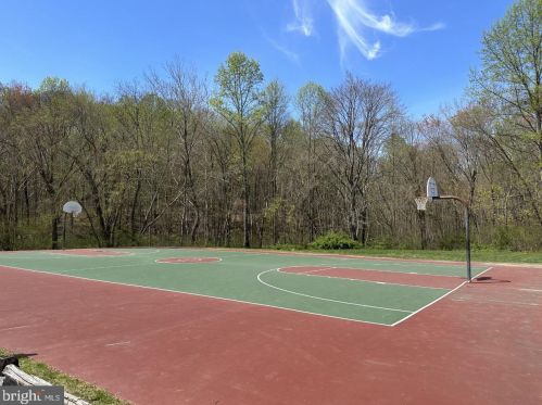 6053 Ponhill Dr, Woodbridge VA  22193-3952 exterior