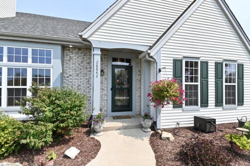 28842 Stone Ridge Ct, Waterford WI  53185-5609 exterior