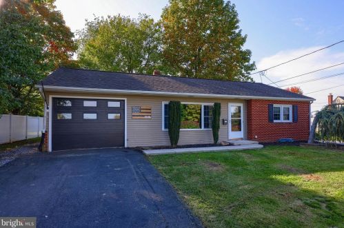 1898 Manor Ridge Dr, Lancaster PA  17603-4447 exterior