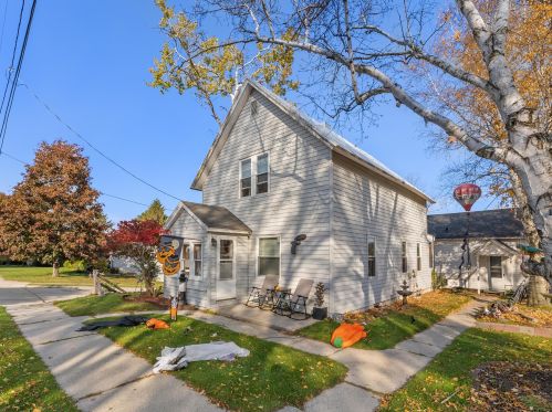 315 44th St, Manitowoc, WI 54220-3424