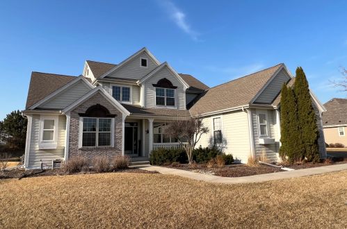 1722 River Lakes Rd, Oconomowoc, WI 53066-4865