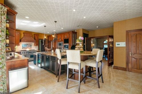 25 Wilshire Dr, Sparta NJ  07871-2841 exterior