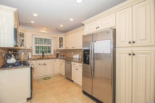 52 Seafield Ln, Bayshore, NY 11706-7848