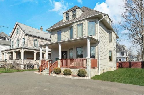 192 Orange Ave, Airmont, NY 10901-6252